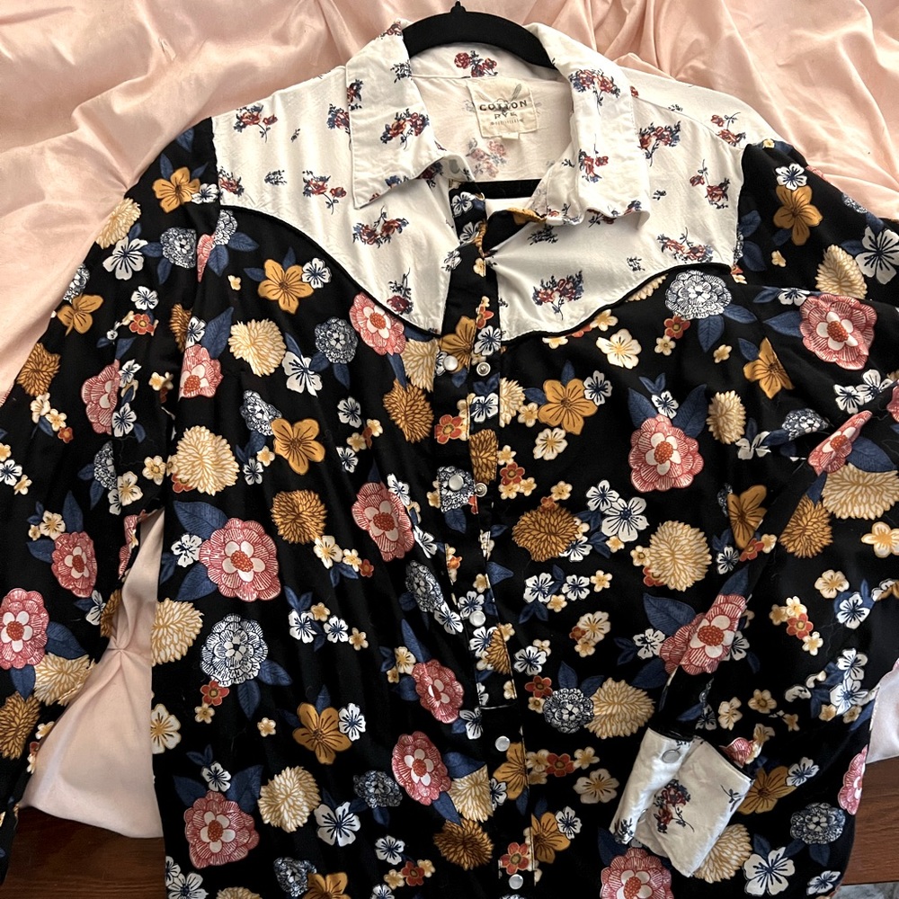 Ladies western shirt with pearl snap buttons